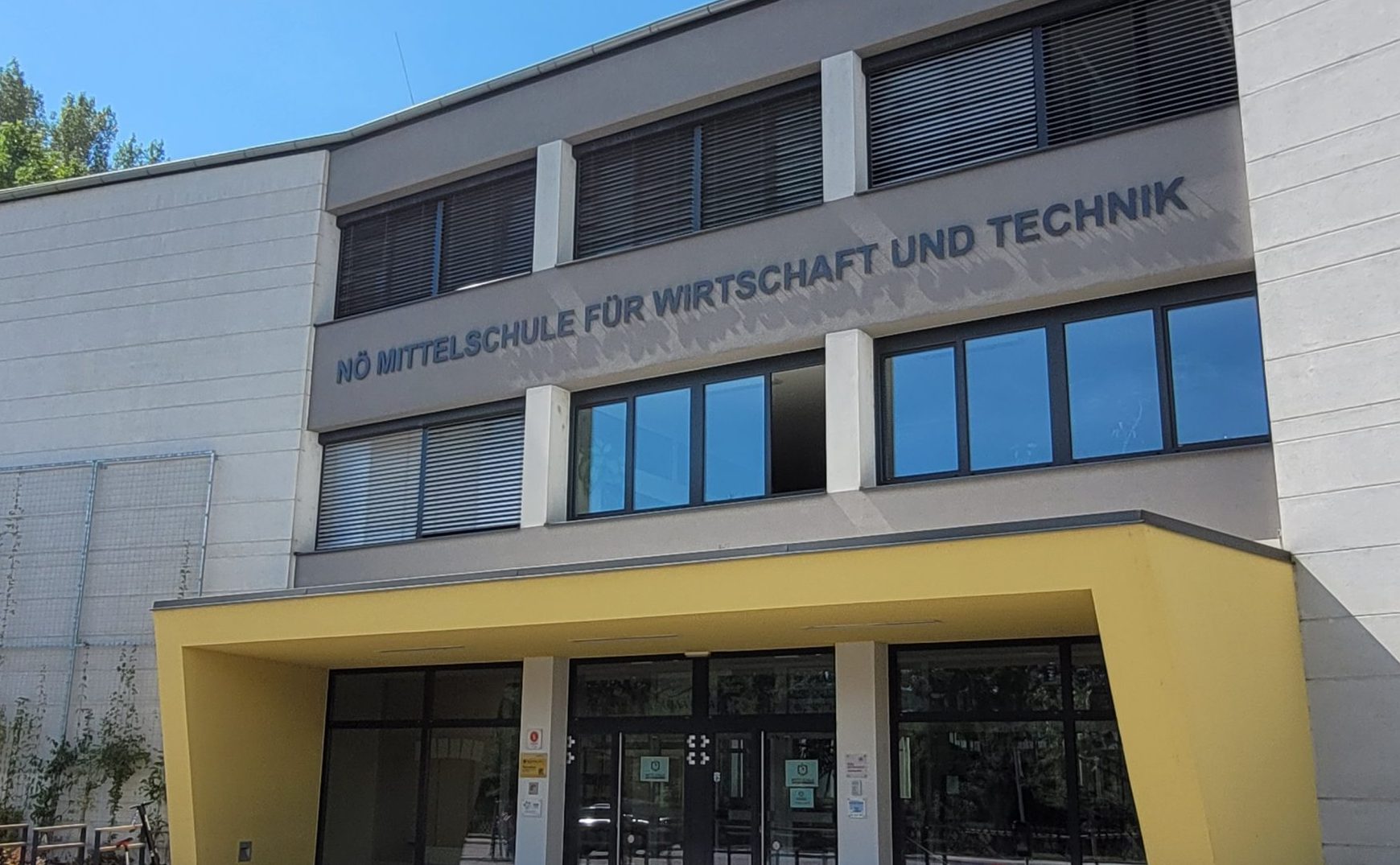 Schulgebäude der Mittelschule für Wirtschaft und Technik