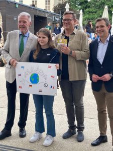 Siegerehrung Friedensplakatwettbewerb zeichenwettbewerblionsclub4juni25 1